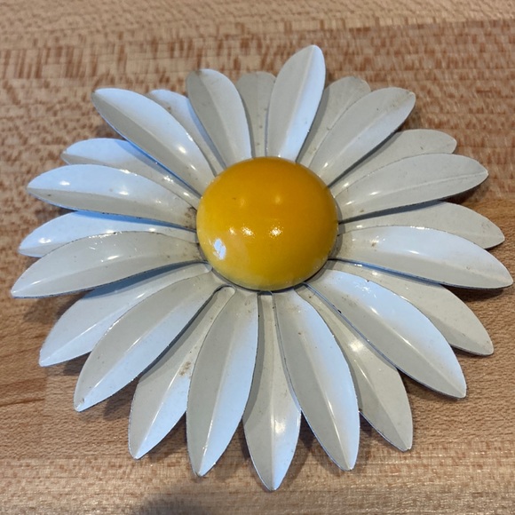 Jewelry - VINTAGE WHITE ENAMEL DAISY FLOWER BROACH. 1960’S